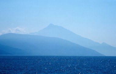 Ammouliani, Chalkidiki, Yunanistan. Ammouliani Adası 'ndan, Chalkidiki' den Athos Dağı 'na manzara.