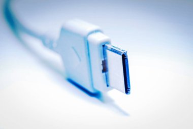 Temiz bir arkaplanda izole edilmiş bir HDMI kablosunun yakın çekimi. Televizyon, bilgisayar ve konsollar gibi ses, video ve multimedya cihazları için modern dijital bağlanabilirliğin sembolü