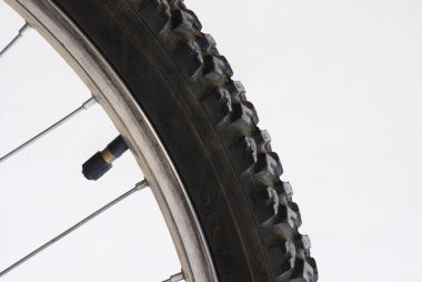 Lastiğin üzerindeki bisiklet valfinin yakın çekimi, izole edilmiş ya da doğal ayarda. Bisiklet ekipmanlarını, lastik basıncını ve düzenli motor bakımını temsil ediyor. Metin uzayı