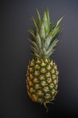 Beyaz arka planda izole edilmiş tek bir ananasın stüdyo çekimi. Gıda, sağlık, tropikal meyve ve metin veya tasarım için alanı olan reklam kavramları için temiz ürün imajı