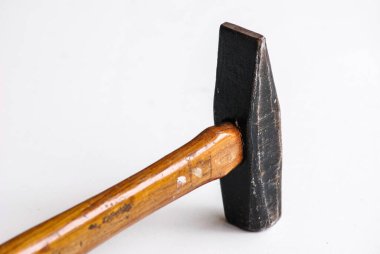 Beyaz arka planda izole edilmiş metalik bir çekiç kafasının yakın çekimi. Donanım, araçlar, inşaat veya DIY ile ilgili ürün ve konsept görselleri için ideal