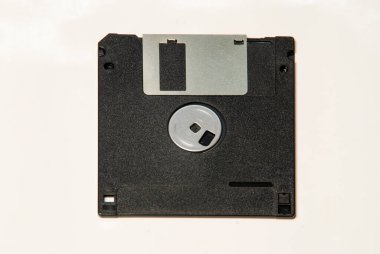Beyaz arka planda 3.5 inçlik vintage disketin yukarıdan aşağı görüntüsü. Teknoloji geçmişi veya nostaljik kavramlar için Retro veri depolama simgesi mükemmel