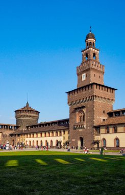 Milano, İtalya. Milano, İtalya 'da tarihi Castello Sforzesco. Tuğla kale Rönesans mimarisi ve kültür mirasının bir simgesi olarak duruyor. . 