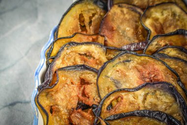 Akdeniz aperatifi olarak servis edilen kızarmış patlıcan dilimleri. Kıtır kıtır. Lezzetli bir yemeğe başlangıç..