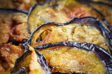 Akdeniz aperatifi olarak servis edilen kızarmış patlıcan dilimleri. Kıtır kıtır. Lezzetli bir yemeğe başlangıç..