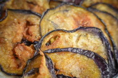 Akdeniz aperatifi olarak servis edilen kızarmış patlıcan dilimleri. Kıtır kıtır. Lezzetli bir yemeğe başlangıç..