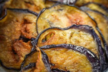 Akdeniz aperatifi olarak servis edilen kızarmış patlıcan dilimleri. Kıtır kıtır. Lezzetli bir yemeğe başlangıç..