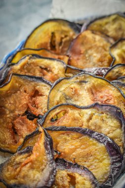 Akdeniz aperatifi olarak servis edilen kızarmış patlıcan dilimleri. Kıtır kıtır. Lezzetli bir yemeğe başlangıç..