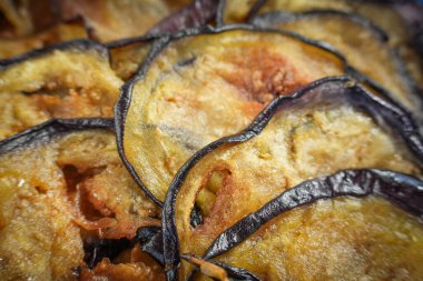 Akdeniz aperatifi olarak servis edilen kızarmış patlıcan dilimleri. Kıtır kıtır. Lezzetli bir yemeğe başlangıç..