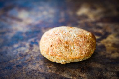 Hazır hamur hamurundan taze pişmiş tam tahıllı kahvaltı ruloları, kırsal ve sağlıklı, mutfak masasında servis edilir. Güne ev yapımı aromayla sağlıklı bir başlangıç