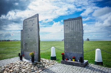 Norddeich, Almanya. 13 Temmuz 2025. Norddeich 'teki Meeresblick Anıtı: deniz cenazelerine adanmış granit bir taş ve bank, insanlar, deniz ve hafıza arasındaki bağlantıyı sembolize ediyor. Tanınabilir kişiler dijital olarak kaldırıldı