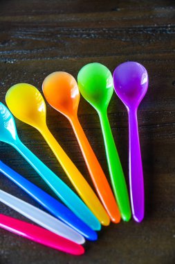 Minimalist bir natüralistin yaşam bileşimine yakalanmış canlı plastik kaşık. Modern tablo sunumu için renklendirme, doku ve oyuncu tasarım