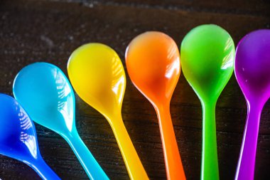 Minimalist bir natüralistin yaşam bileşimine yakalanmış canlı plastik kaşık. Modern tablo sunumu için renklendirme, doku ve oyuncu tasarım