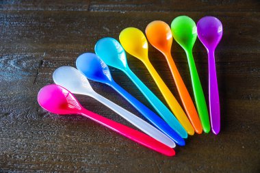 Minimalist bir natüralistin yaşam bileşimine yakalanmış canlı plastik kaşık. Modern tablo sunumu için renklendirme, doku ve oyuncu tasarım