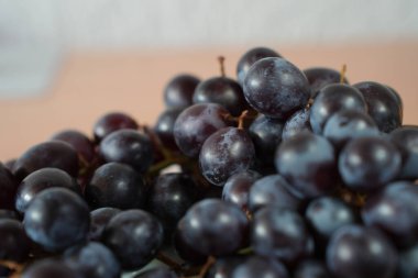 Yakın plan mavi üzümler sulu dokularını ve doğal canlı renklerini sergiliyor. Üzüm bağı ya da sağlıklı yemek temaları için mükemmel.