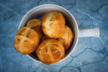 Hazır hamur ile pişmiş altın sarısı kahvaltı dürümleri. Sıcak ve taze servis edilir. Hızlı ve kolay bir ev yapımı sabah yemeği için ideal.