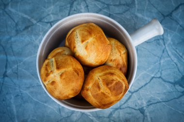 Hazır hamur ile pişmiş altın sarısı kahvaltı dürümleri. Sıcak ve taze servis edilir. Hızlı ve kolay bir ev yapımı sabah yemeği için ideal.