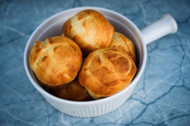 Hazır hamur ile pişmiş altın sarısı kahvaltı dürümleri. Sıcak ve taze servis edilir. Hızlı ve kolay bir ev yapımı sabah yemeği için ideal.