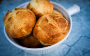 Hazır hamur ile pişmiş altın sarısı kahvaltı dürümleri. Sıcak ve taze servis edilir. Hızlı ve kolay bir ev yapımı sabah yemeği için ideal.