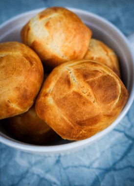 Hazır hamur ile pişmiş altın sarısı kahvaltı dürümleri. Sıcak ve taze servis edilir. Hızlı ve kolay bir ev yapımı sabah yemeği için ideal.