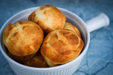 Hazır hamur ile pişmiş altın sarısı kahvaltı dürümleri. Sıcak ve taze servis edilir. Hızlı ve kolay bir ev yapımı sabah yemeği için ideal.