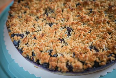 Taze pişmiş vişneli kek, altın çizgili ve sulu meyve dolgulu. Klasik ev yapımı tatlı. Sıcak ya da soğuk servis edilir.