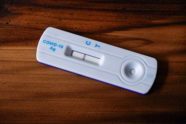 Almanya, 31 Temmuz 2025. Bir COVID 19 hızlı antijen testinin detaylı görüntüsü virüs tespiti, sağlık ve güvenlik görüntülerinde kullanılan sonuç penceresi ve test kasetini gösteriyor.