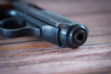 Suç, yolsuzluk ve yasadışı finansı simgeleyen bir tabanca namlusuna yakın çekim. Şiddet ve suç üzerine kavramsal bir imaj