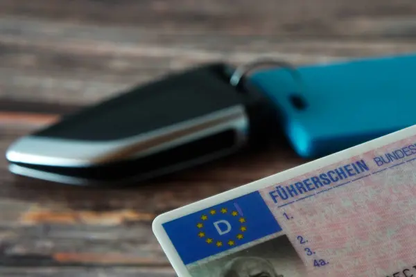 AB genelinde geçerli olan bir Alman ehliyetinin ayrıntılı görünümü. Güvenlik özelliklerine sahip modern tasarım, editoryal veya bilgi kullanımı için fotoğraflanmıştır