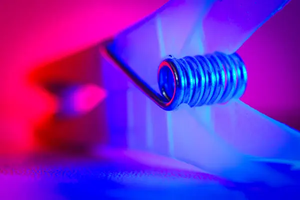 Renkli bir mandalın makro detaylarını kavra, canlı renkleri ve dokuyu vurgula, çamaşırhane, ev ya da yaratıcı fotoğraf temaları için mükemmel