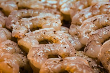 Şişe geçirilmiş çiğ karidesleri kapatın, ızgara ya da barbeküye hazır, deniz ürünleri pişirme konsepti