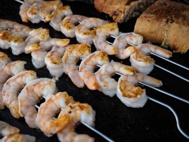 Şişe geçirilmiş çiğ karidesleri kapatın, ızgara ya da barbeküye hazır, deniz ürünleri pişirme konsepti