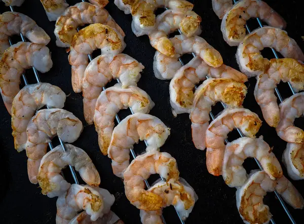 Şişe geçirilmiş çiğ karidesleri kapatın, ızgara ya da barbeküye hazır, deniz ürünleri pişirme konsepti