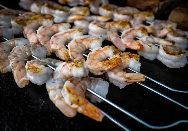 Şişe geçirilmiş çiğ karidesleri kapatın, ızgara ya da barbeküye hazır, deniz ürünleri pişirme konsepti