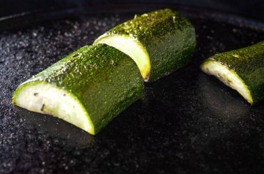 Mangalda taze kabak ızgarası sağlıklı, lezzetli ve görsel olarak çekici yaz yemekleri için mükemmel bir renk.