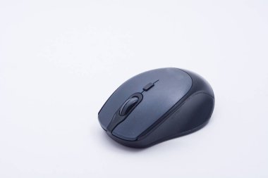 Modern bir bilgisayar faresinin yüksek çözünürlüklü görüntüsü temiz beyaz arka planda izole edilmiş, teknoloji, e-ticaret veya ürün sunumları için mükemmel