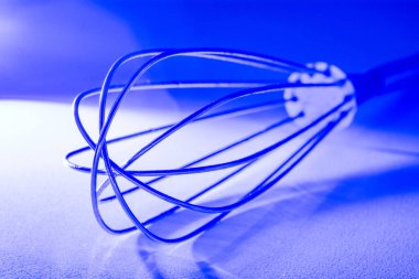 Mutfak çırpıcısının gerçekçi fotoğrafı, pişirme ve pişirme için ideal, paslanmaz çelik tasarımı ve gıda hazırlamada pratik kullanımı vurgulanıyor