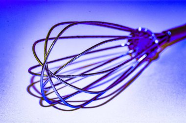 Mutfak çırpıcısının gerçekçi fotoğrafı, pişirme ve pişirme için ideal, paslanmaz çelik tasarımı ve gıda hazırlamada pratik kullanımı vurgulanıyor