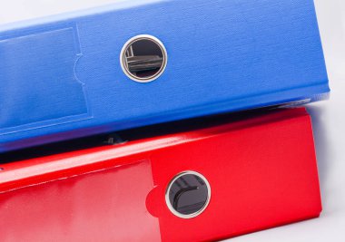 Görünür metal halkaları ve sağlam kapağı olan bir ofis klasörünün yakın çekimi. Belgeleri dosyalamak ve düzenlemek için gerekli kırtasiye malzemesi