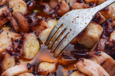 Narin ahtapot dilimleri, paprika, zeytinyağı ve patatesle ev yapımı, orijinal Galiçya usulü servis edilen radyal İspanyol yemeği Pulpo a la Gallega.