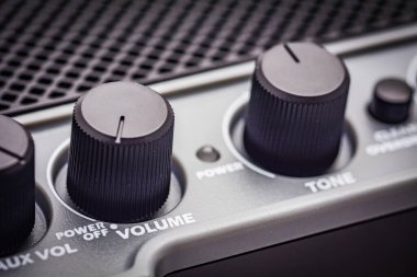 Bluetooth hoparlöründe bir ses düğmesinin yakın plan görüntüsü, ses kontrolü, kablosuz müzik çalma ve modern ses donanımı tasarımı