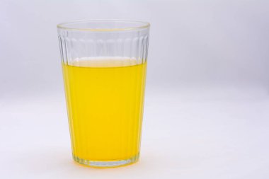 Ananas suyu ve sudan yapılmış taze ananas suyu, beyaz arka planda hafif alkolsüz meyve içeceği olarak servis edilir.