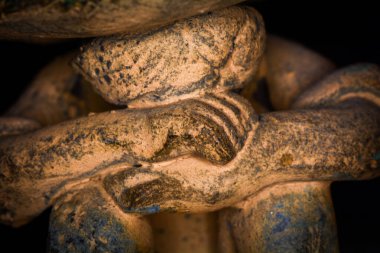 Katlanmış ellerin, uyuyan bir figürü sembolize eden, barışı, sükuneti ve meditasyon sükunetini simgeleyen taş bir heykele yakın plan.