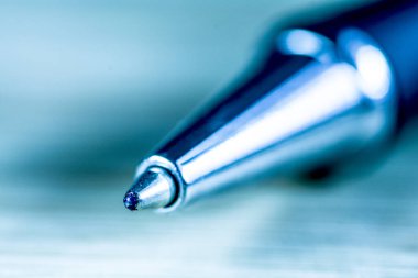 Metal enstrüman yüzeyi ve hassasiyetinin ince detaylarını gösteren tükenmez kalem ucu aşırı yakın çekim