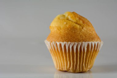 Fabrika yapımı İspanyol Madalena pastasının stüdyo çekimi, gösterişli doku, ambalaj ve ticari gıda tasarımı