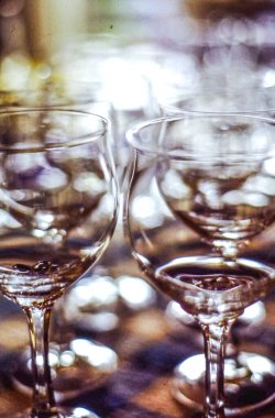 İçi boş şarap kadehleri yumuşak bokeh ile romantik ışıklandırma, gastronomi, yaşam tarzı ve romantik temalar için ideal.