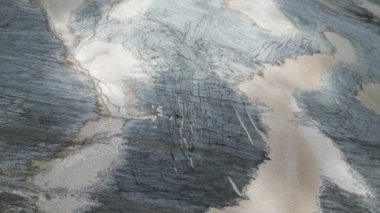 Bir İsviçre buzulunun görkemli hava manzarası 