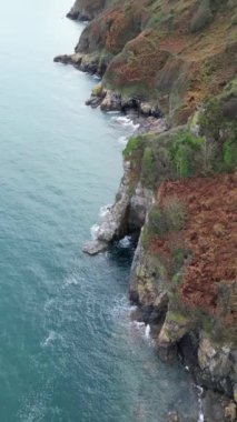Bref survol des falaises bretonnes des Cotes-d'Armor en automne