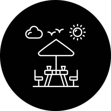 Güneşli ve bulutlu güzel gece manzarası.