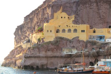 Santorini mimarisi uçurumun kenarında.